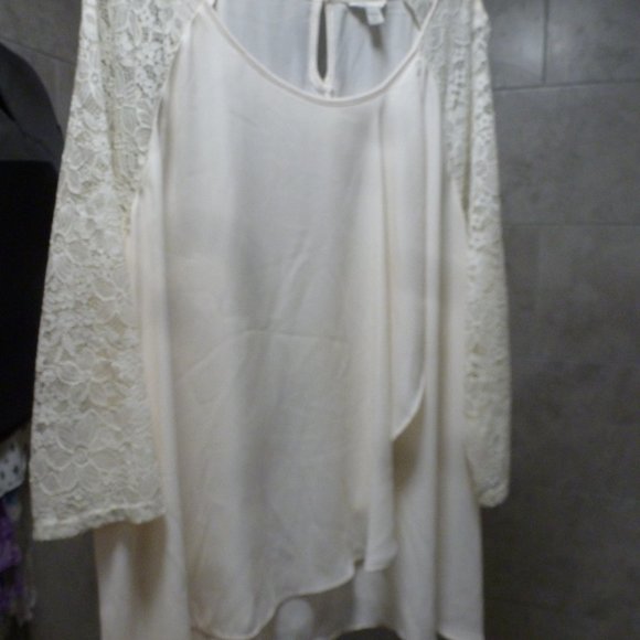 Cato 26/28 White Double layered draped front 3/4 Sleeve Top w/ Lace sleeves - Picture 5 of 12